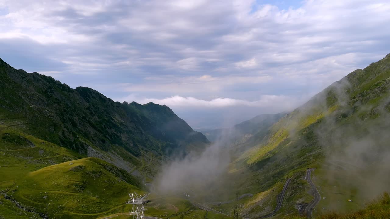 sección inferior de la carretera transfagarasan en la montaña en rumania