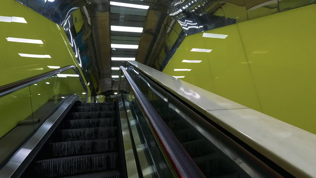 활기찬 나폴리 역의 상승 에스컬레이터