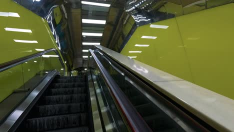 escaleras mecánicas ascendentes en la vibrante estación de nápoles