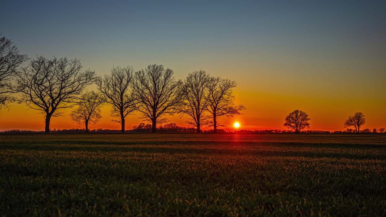아름다운 오렌지색, 빨간색, 보라색 색으로 마지막 순간에 해가 지는 시간