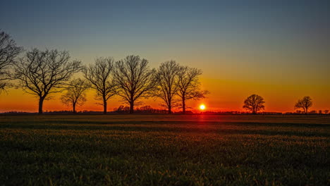 Lapso-De-Tiempo-Del-Atardecer-En-Sus-últimos-Momentos-Con-Hermosos-Colores-Naranja,-Rojo-Y-Violeta