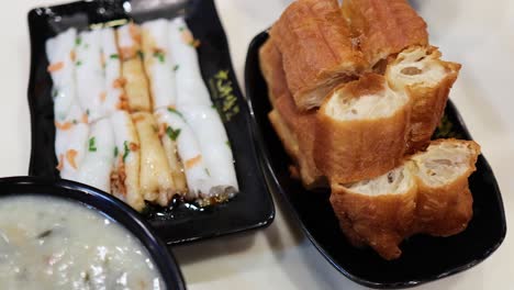 중국식 dim sum와 프라이드 브레드