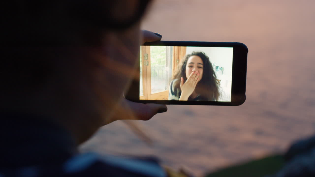 llamada de video con un adolescente sonriente