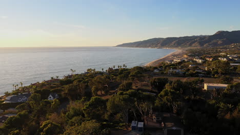 vista aérea de zuma beach en malibu, california desde point dume