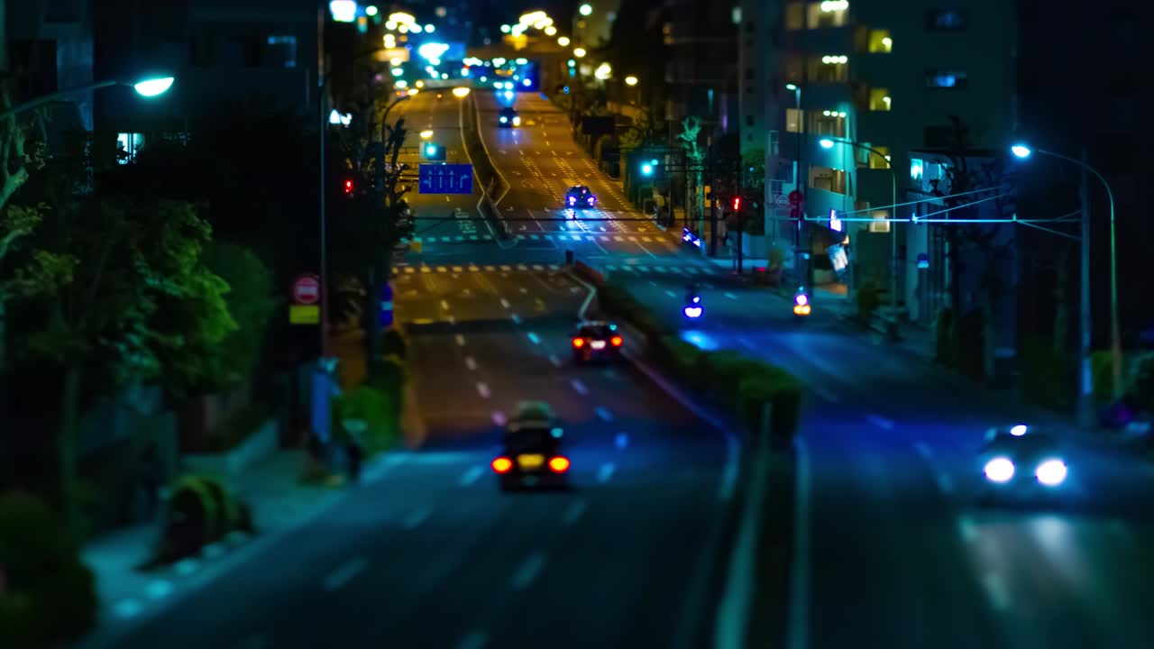 도쿄 시내 거리의 소형 교통체증의 야간 타임스