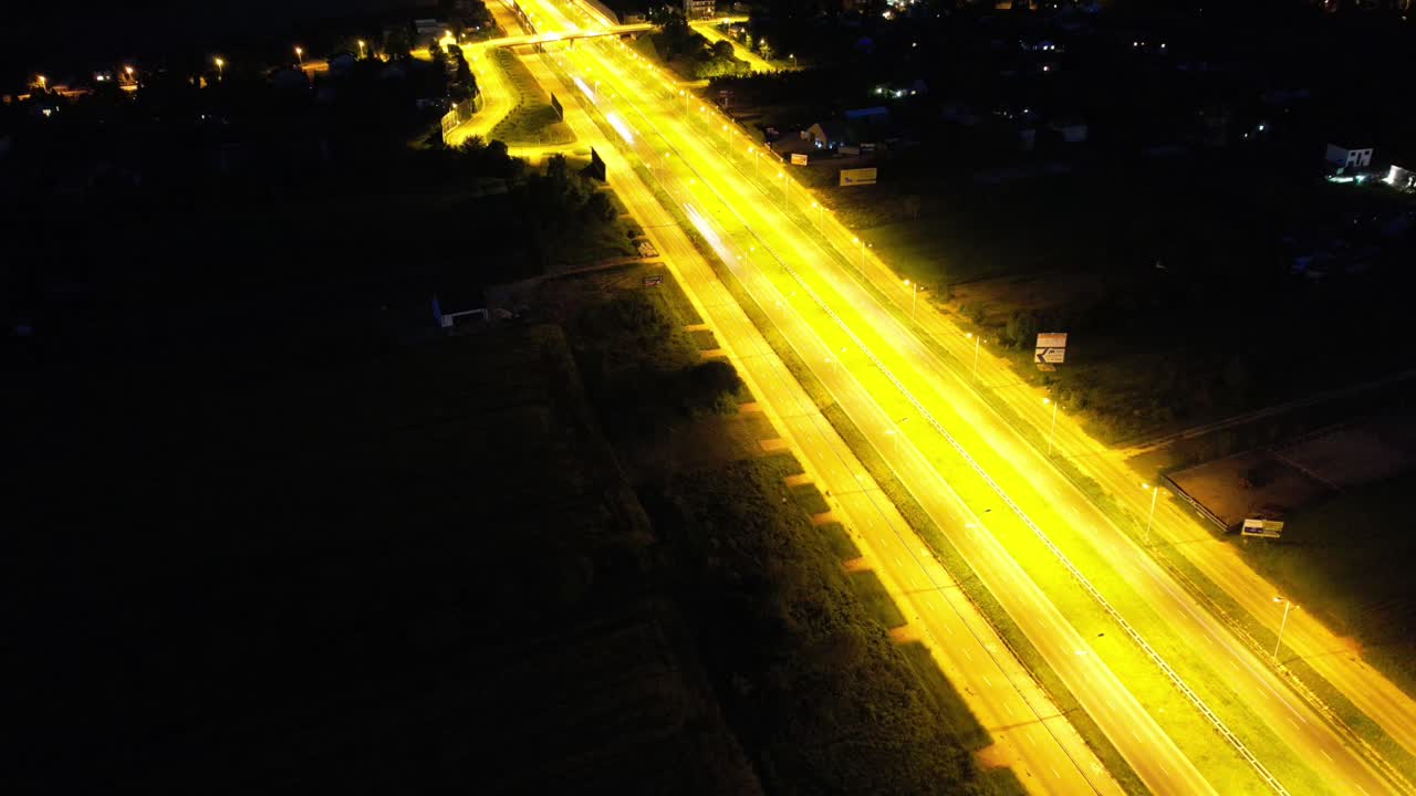 tráfico nocturno en el cruce de carreteras en el techo panorama aéreo 4k timelapse