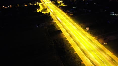 Nachtverkehr-Straßenkreuzung-Dach-Luftpanorama-4k-Zeitraffer