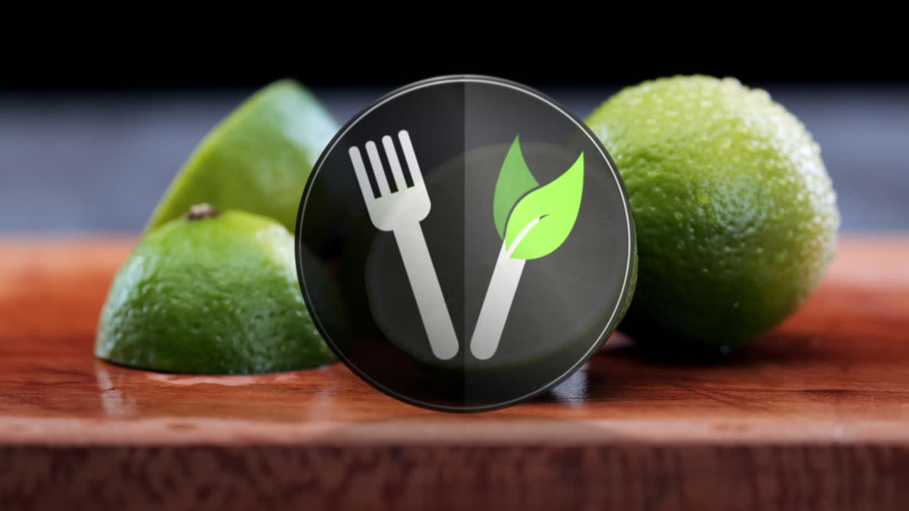 Simbolo di forchetta e coltello per cibo vegano sostenibile, sano, biologico e consapevole davanti a una pila di lime
