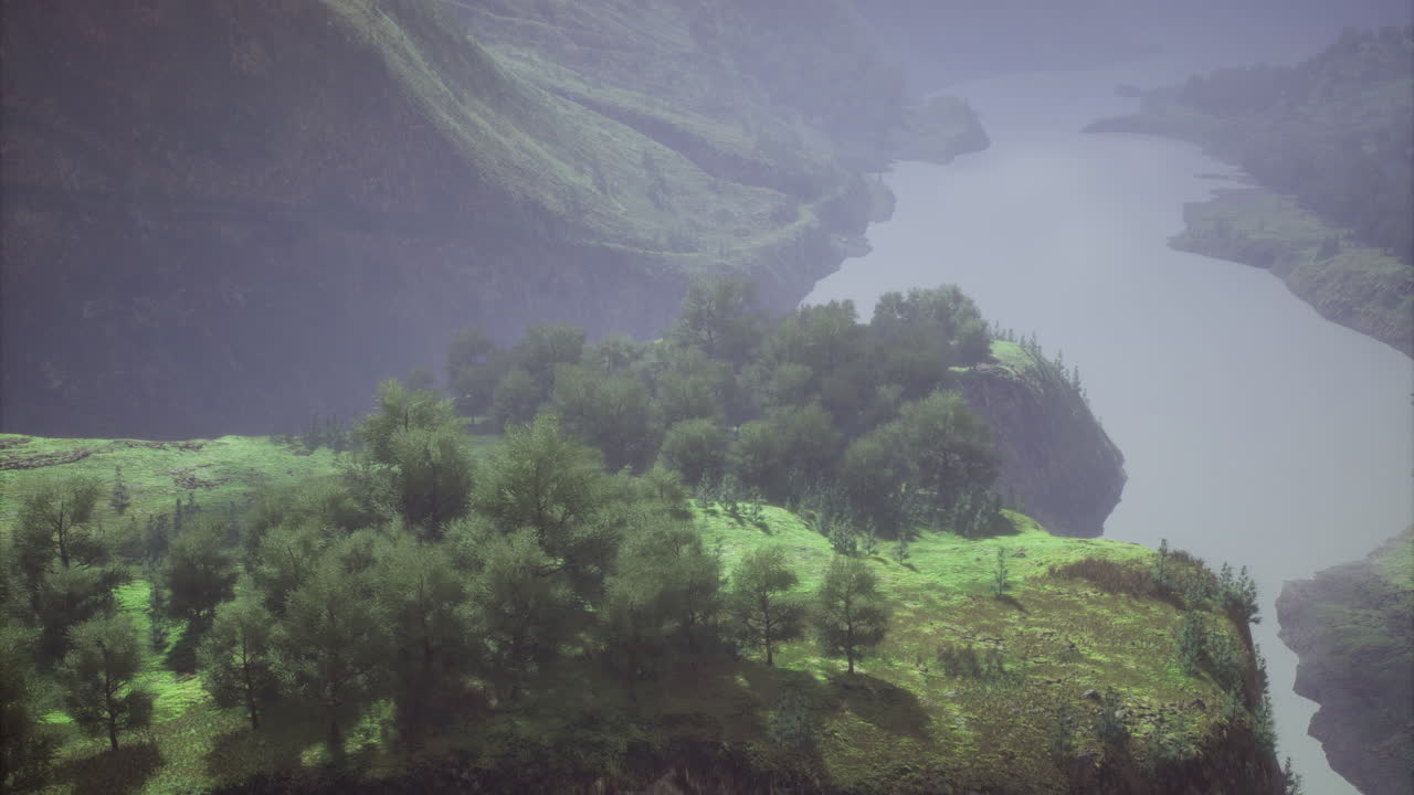 해가 뜨면 푸른 언덕으로 둘러싸인 조용한 강의 풍경