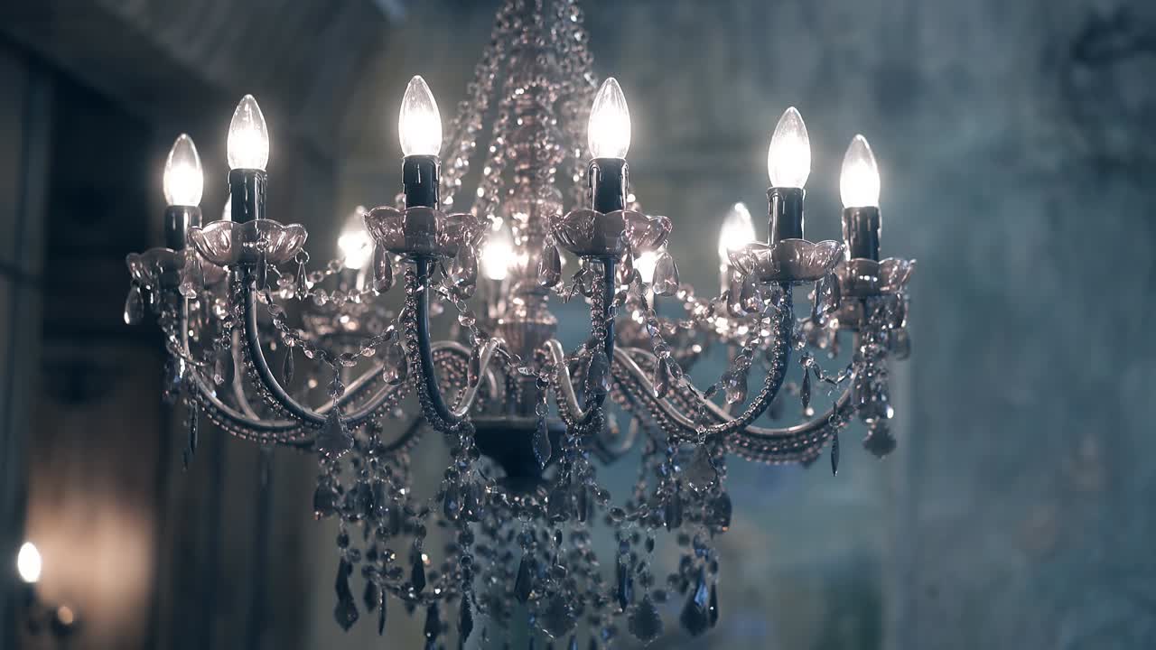 투명한 펜던트와 불타는 램프가 있는 아름다운 들리어