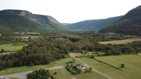 Mont-St-Pierre-Dorf-In-Gaspesie,-Quebec,-Kanada,-Luftaufnahmen