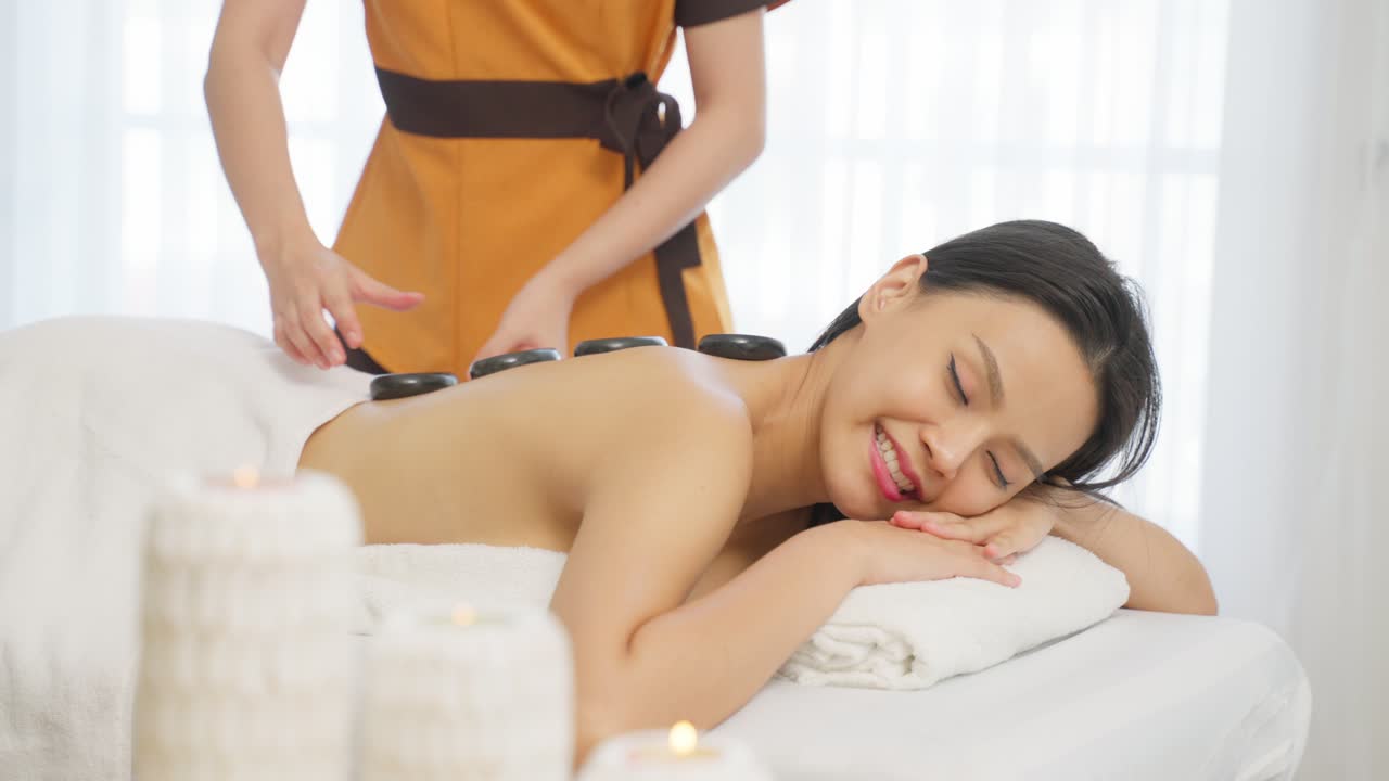 masaje con piedras calientes en un spa