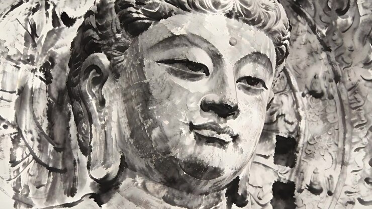 La telecamera si sposta rivelando un grande rilievo di Buddha in un santuario, che mostra la texture intagliata e le cavità dell'aureola.