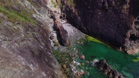 Acantilados-En-El-Mar-En-El-Paisaje-De-Irlanda-Del-Sur,-Reino-Unido