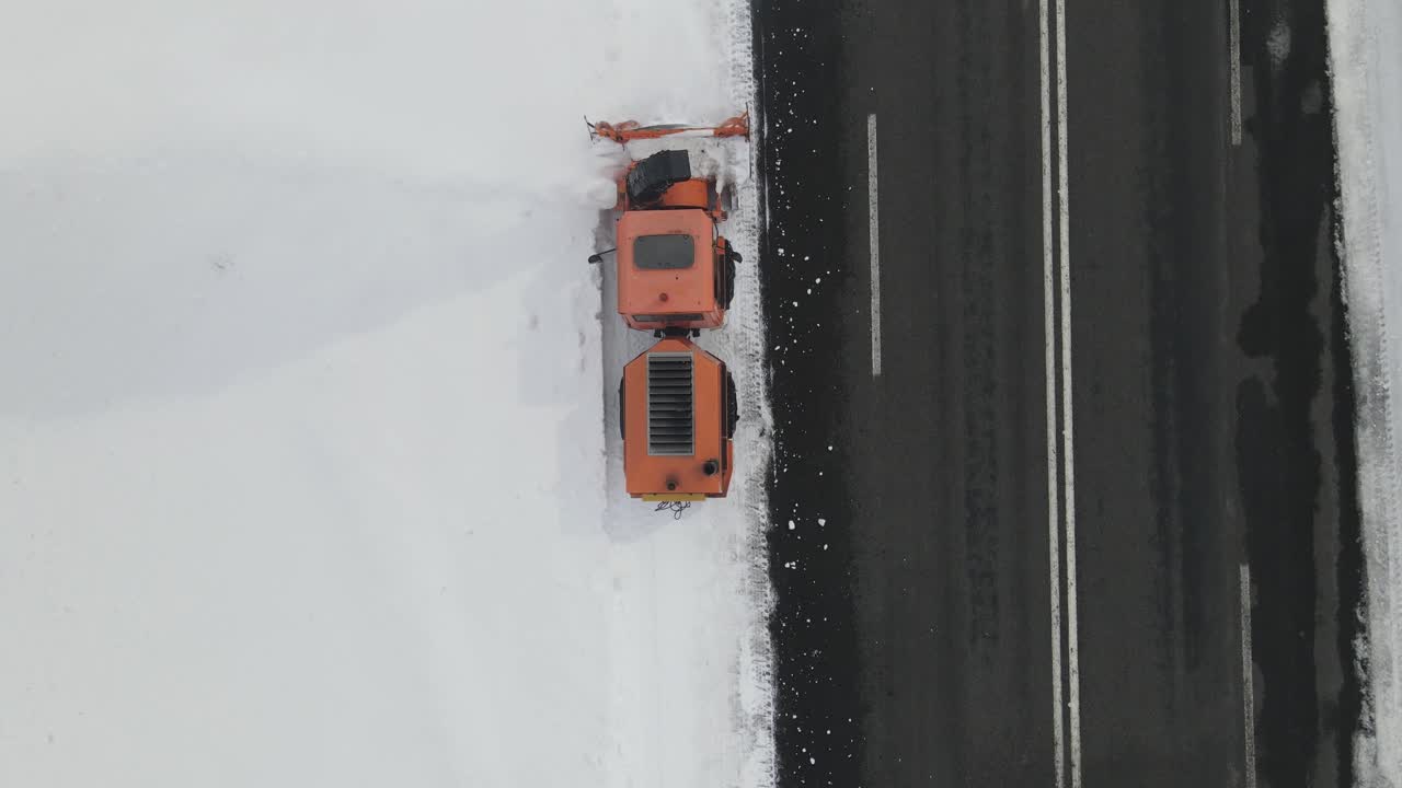 vehículos que circulan por carreteras nevadas
