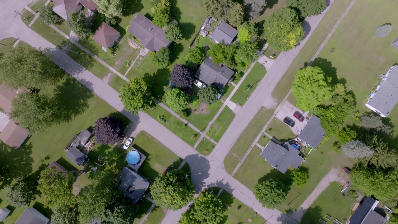 Neighborhood homes in Perrington, Michigan with drone video overhead.