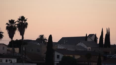 Puesta-De-Sol-En-El-Barrio-Con-Helicóptero-Volando