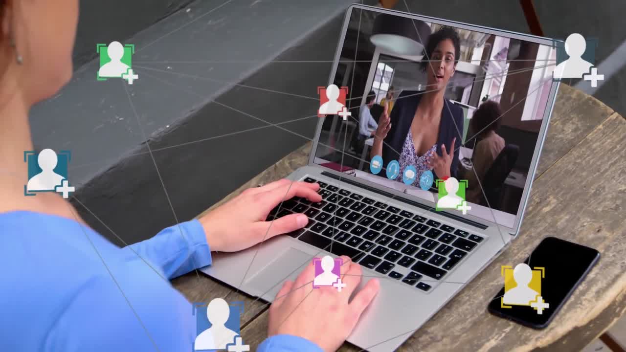Animasi jaringan ikon profil di atas pandangan belakang seorang wanita Kaukasia yang sedang melakukan panggilan video di laptop.