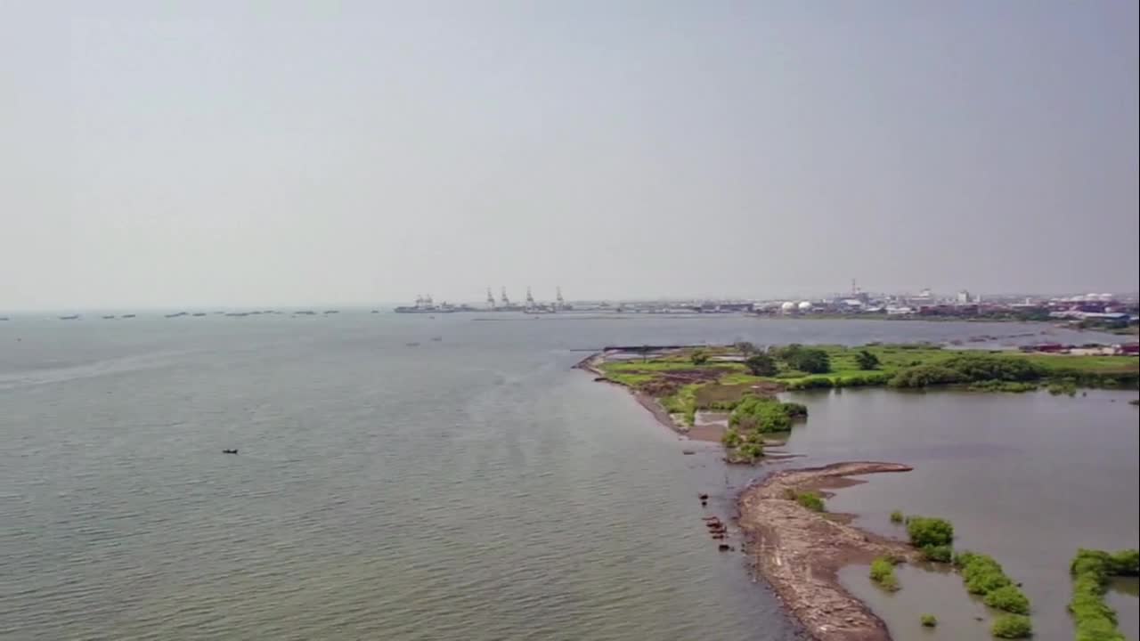 Vista drone della spiaggia di Baruna situata a Semarang Settentrionale, Giava Centrale, Indonesia