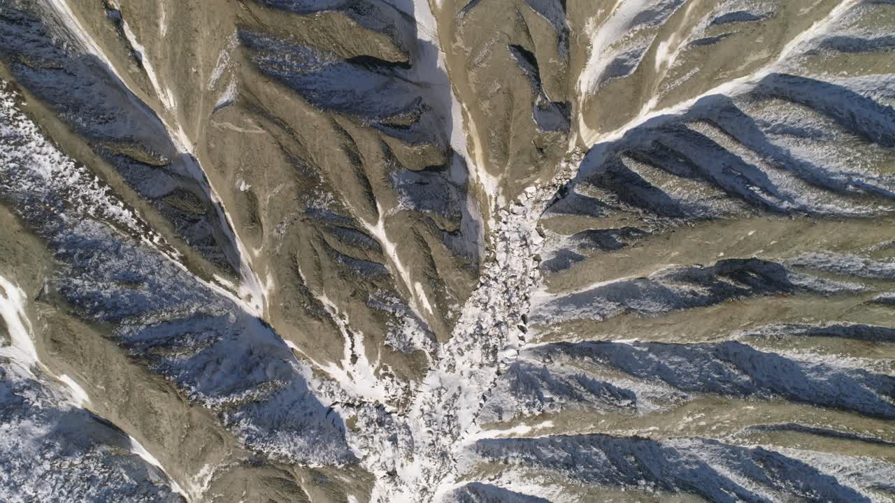 снежная горная долина