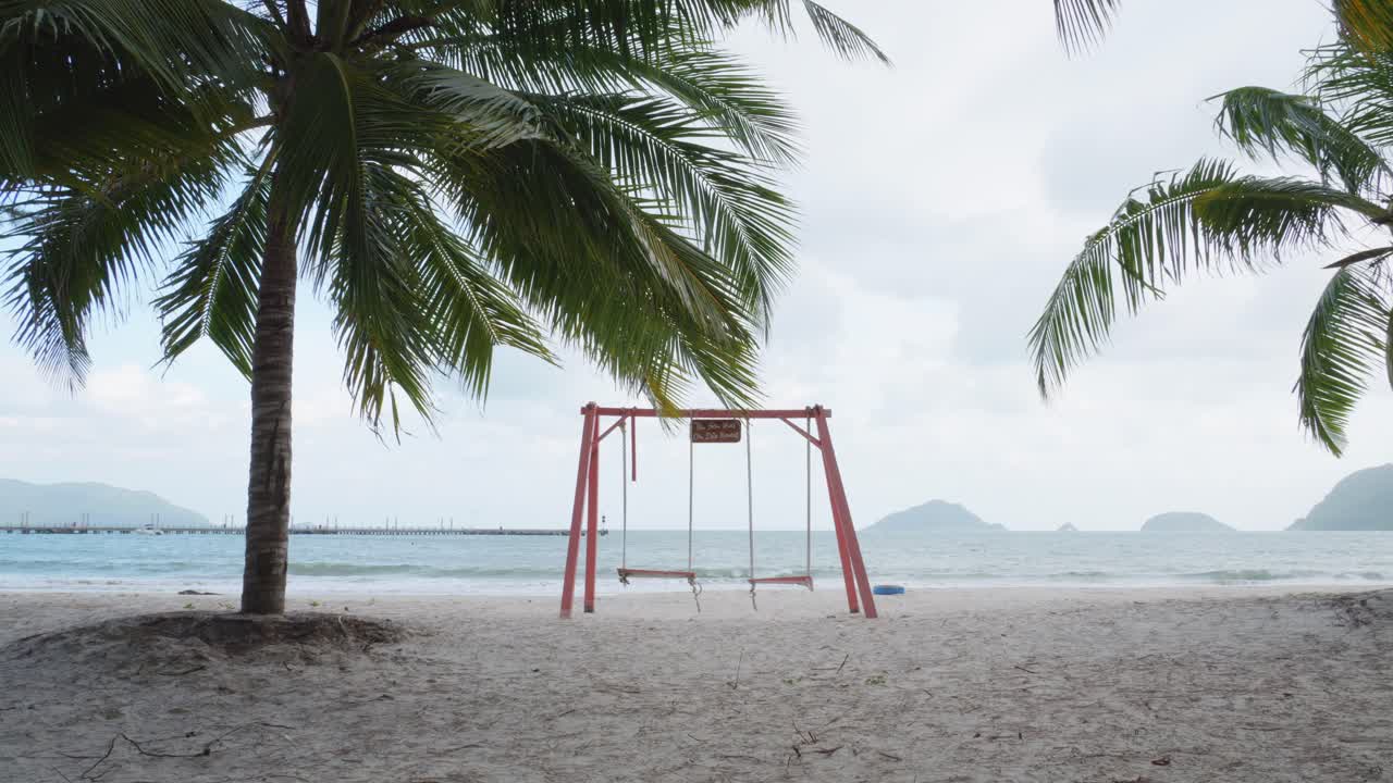 columpios vacíos en la playa tropical de bai tam an hai en ba ria - vung tau, vietnam