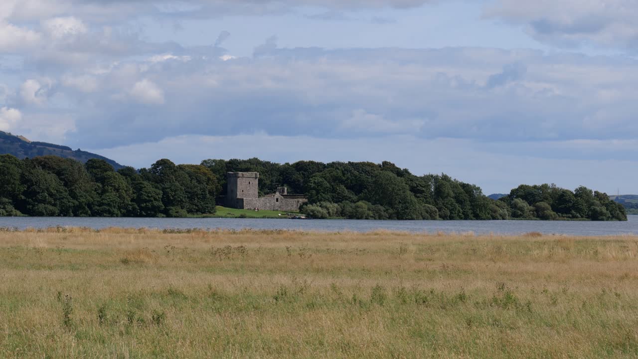 Landskab af Loch Leven med et slot på en ø