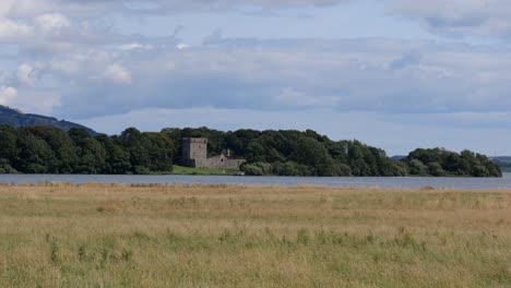 Landschaft-Von-Loch-Lev-Mit-Einer-Burg-Auf-Einer-Insel