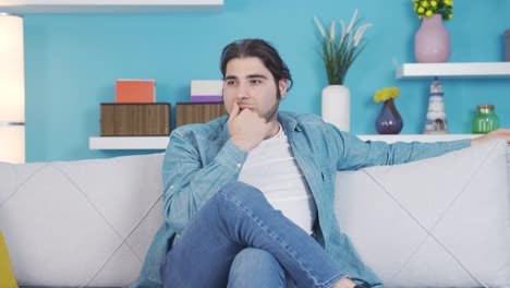 el joven es cuidadoso en casa.