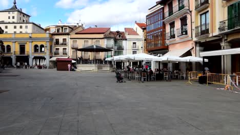 Establisher-panning-view-of-city-center-of-Aranda-de-Duero,-square-and-bars