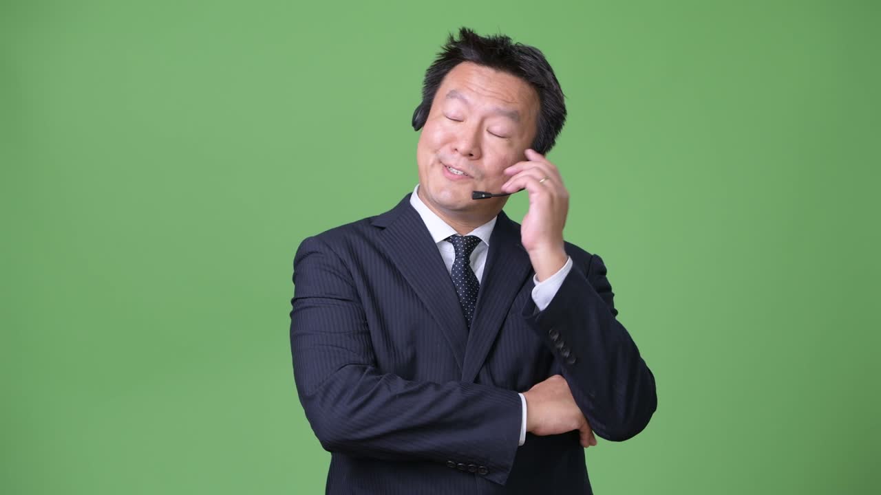 녹색 배경에 성숙한 일본 사업가