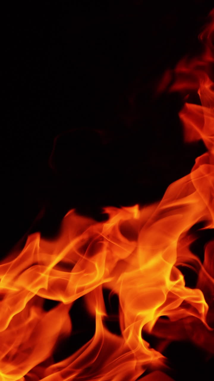 Pericolose fiamme di fuoco rovente che si innalzano nell'aria