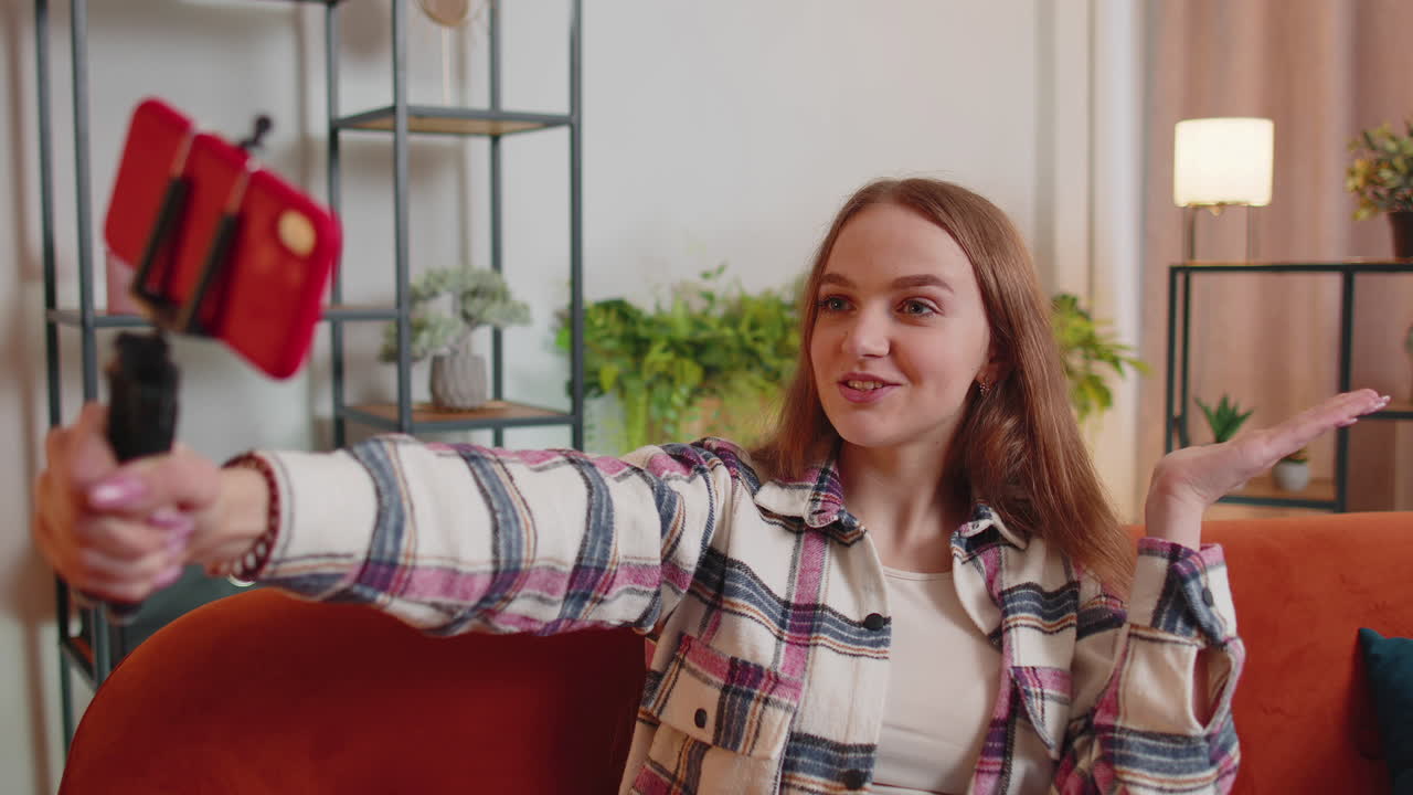 blogger influyente tomando una selfie en su teléfono inteligente, hacer un video virtual de redes sociales en línea en casa