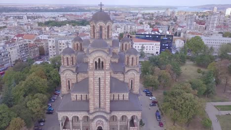 Revealing-4k-aerial-shot-of-Crkva-Svetog-Marka-in-Tasmajdan-park,-Beograd