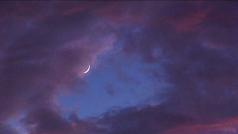 Nubes-Teñidas-Pasan-Por-Una-Luna-Creciente-En-La-Hora-Dorada