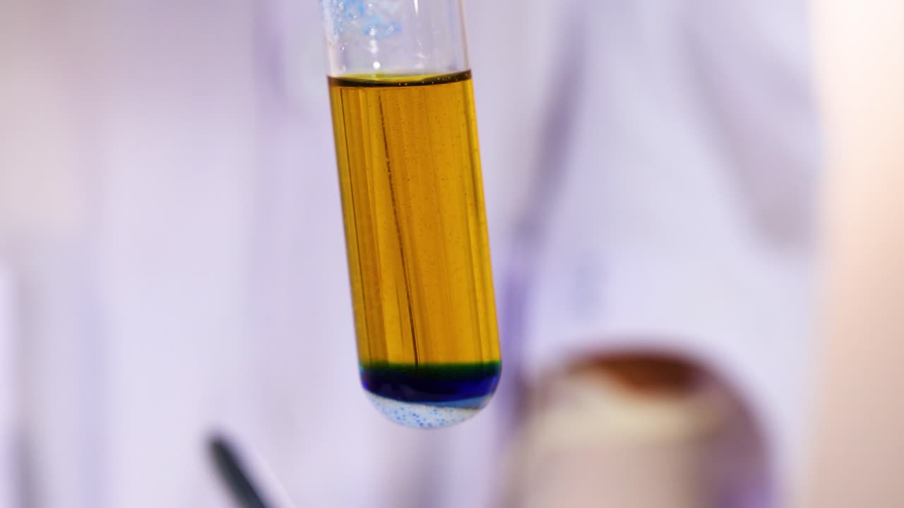 실험관에서 브로모티몰 블루 반응을 관찰하는 것.