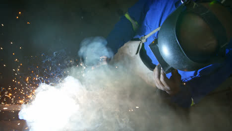 metalúrgico que utiliza una antorcha de soldadura en el taller 4k