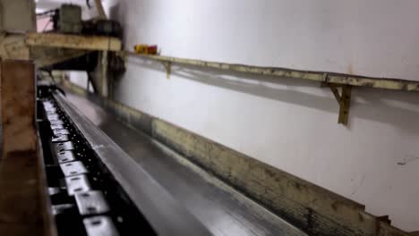 moving conveyor chain on the factory to distribute the product