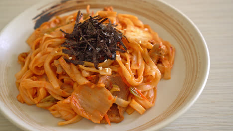 Gebratene-Udon-Nudeln-Mit-Kimchi-Und-Schweinefleisch---Koreanische-Küche