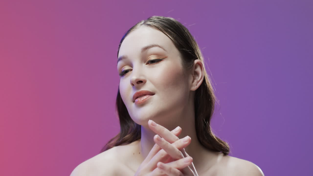 mujer caucásica con cabello marrón y maquillaje sonriendo, copia espacio, cámara lenta