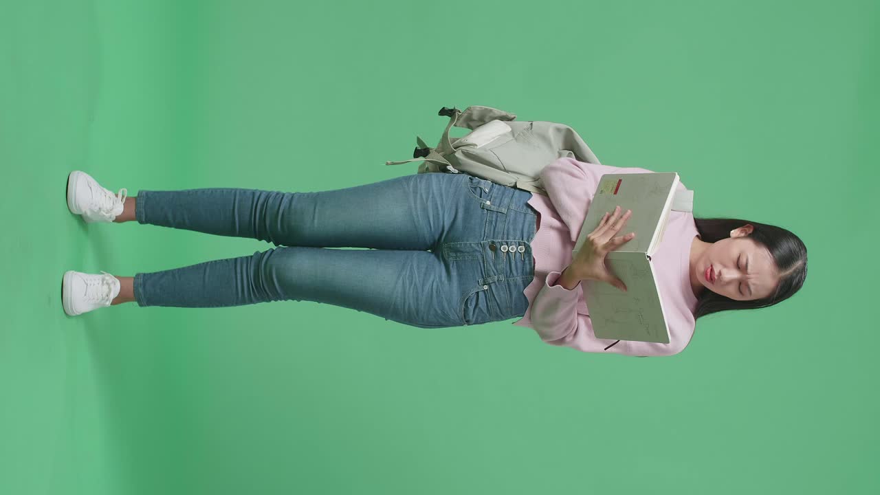 estudiante leyendo un libro