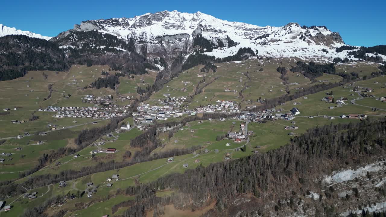amden weesen, suiza, hermoso pueblo se acerca en un día soleado en los alpes suizos