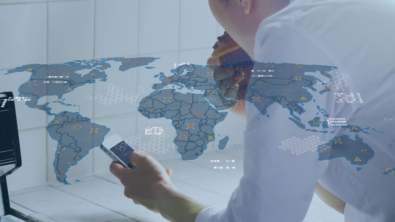 sosteniendo un teléfono inteligente y comiendo, persona sobre la red de animación del mapa del mundo
