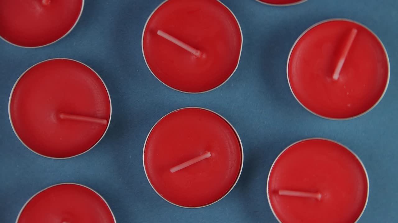 은 향기 불 또는 차 불의 패턴은 턴테이블의 파란색 배경에 근접적으로 표시됩니다.