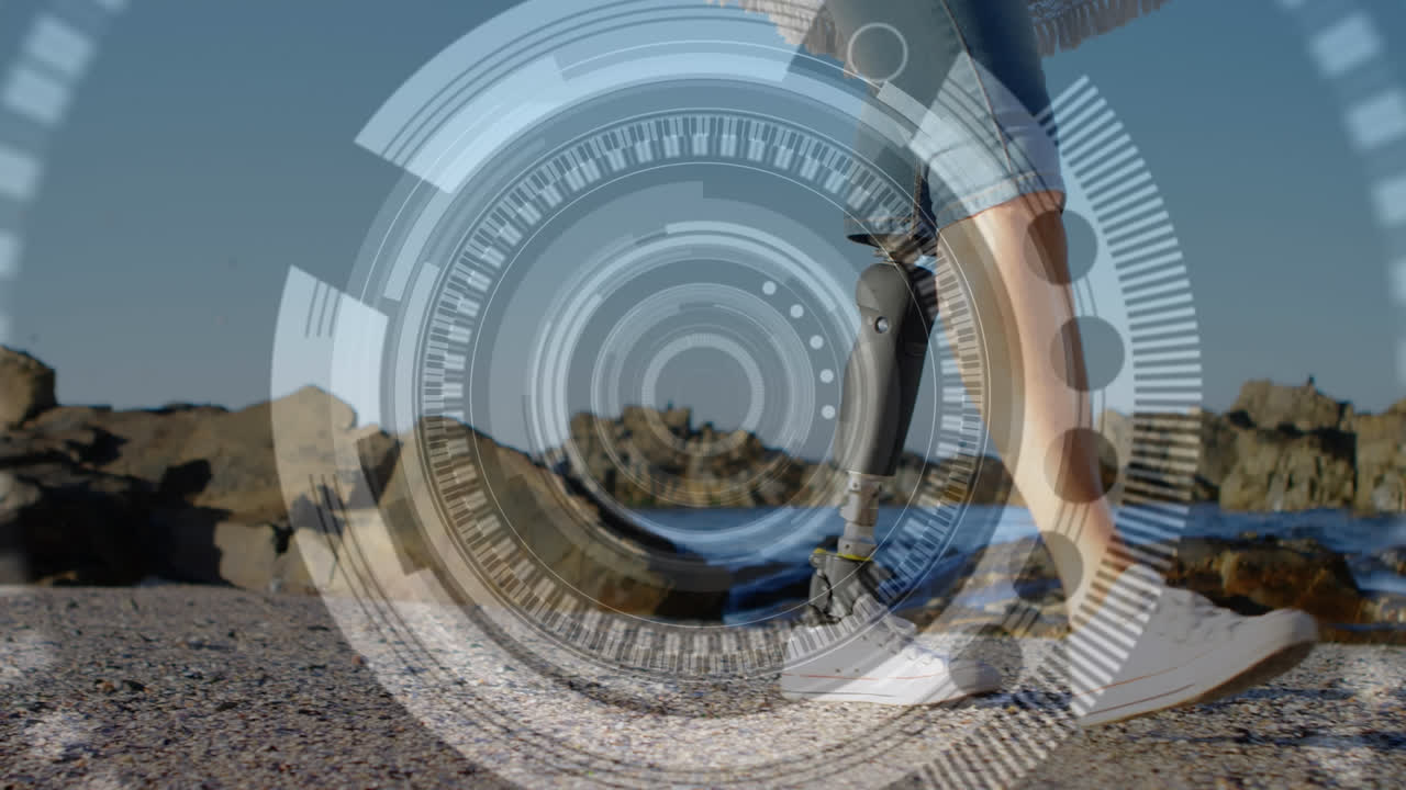 animación de escaneo de alcance sobre mujer con extremidad artificial caminando por la orilla del mar