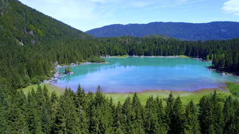 lago de fusine superior, alpes italianos. vuelos aéreos de aviones no tripulados.