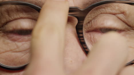 cerrar los ojos macro anciana con gafas envejecimiento belleza visión saludable concepto
