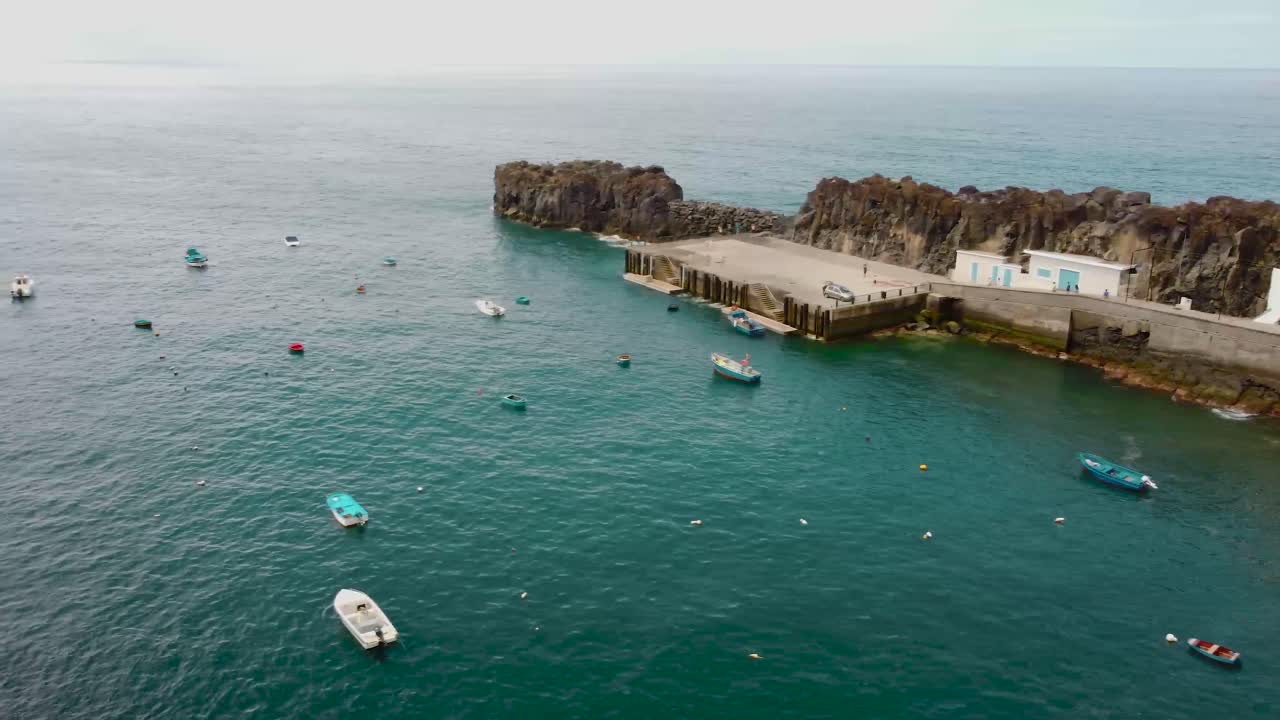 Volo panoramico con drone sul mare blu sulle spiagge dell'isola di Madeira.