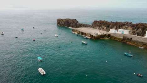vuelo panorámico de drones sobre el mar azul en las playas de la isla de madeira