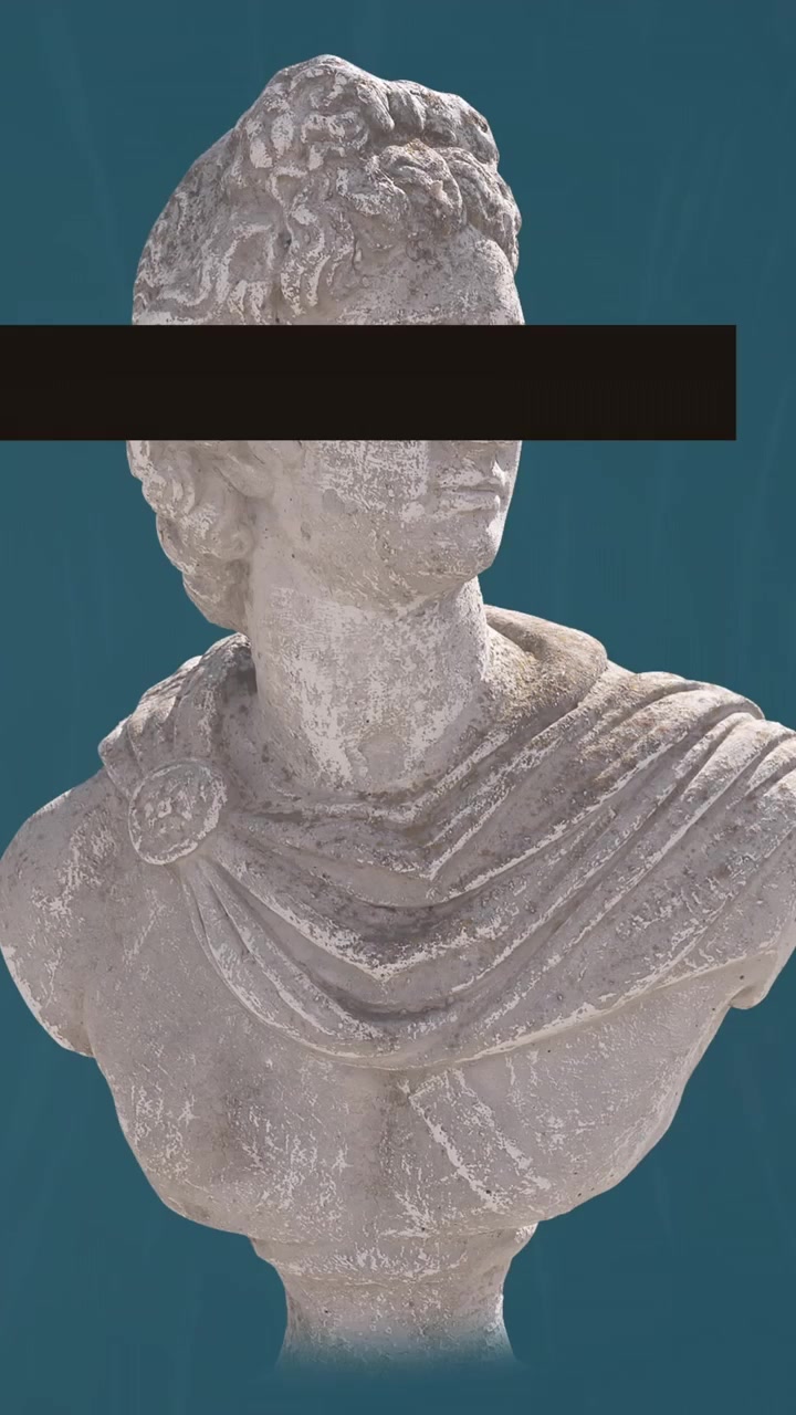 Animazione di scultura di testa con striscia nera sugli occhi su sfondo blu