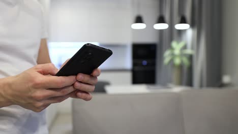 hombre con manos con teléfono inteligente de cerca. fácil pago banca en línea usando teléfono inteligente o dispositivo digital. comunicación a través de aplicación para la venta en la tienda. redes sociales.